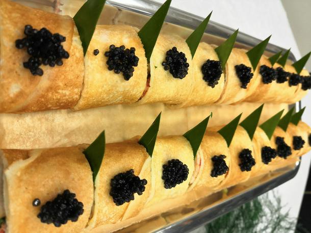 Ролл с раковыми шейками и икрой палтуса