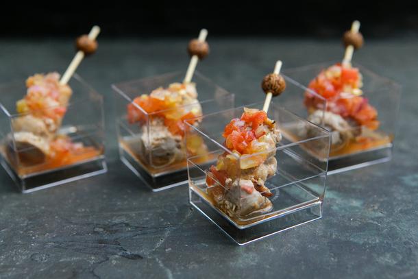Копченая куриная грудка с томатами, вялеными на солнце Копченая куриная грудка с томатами, вялеными на солнце