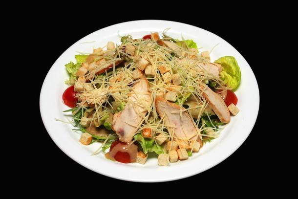 Салат Цезарь с куриной грудкой, маринованной по-французски, соус от шефа