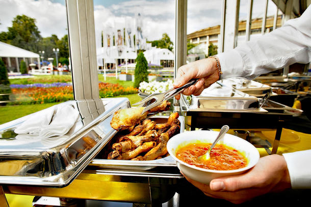 Золотистые куриные крылышки и бедрышки BBQ