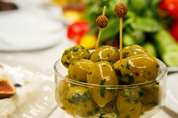 Маслины, оливки с анчоусами на шпажке