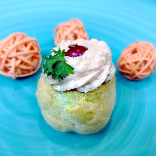 Профитроль со сливочным сыром и фруктами