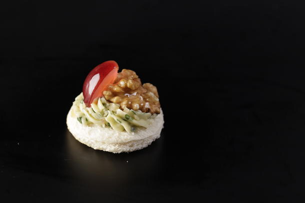 Пряный тост с сырным муссом, грецким орехом и виноградом Пряный тост с сырным муссом, грецким орехом и виноградом