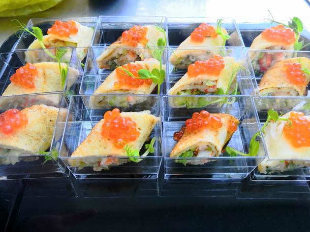 Ролл с креветками и овощами, красная икра