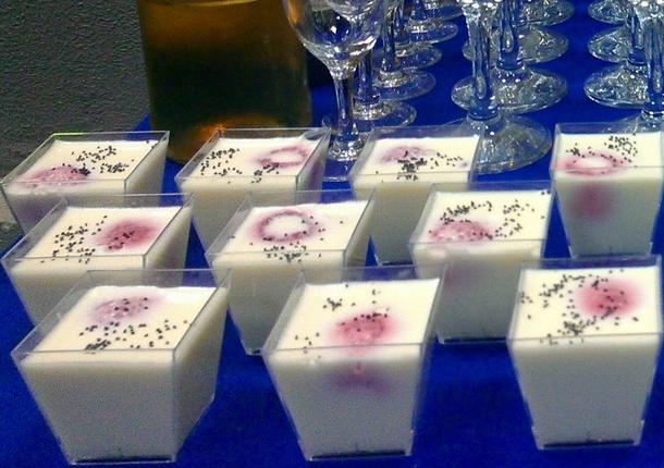 Сливочная Пана Кота (Panna Cotta) с клубникой и зернами мака