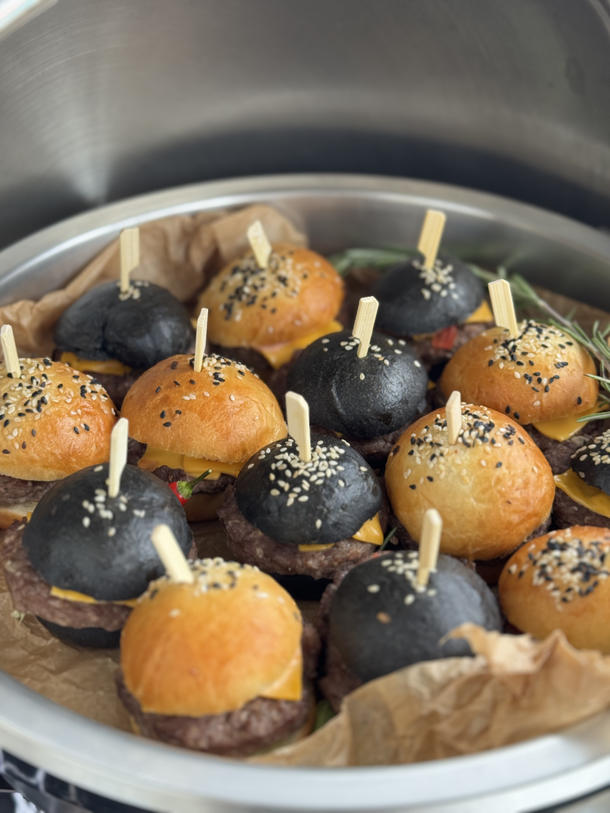 Бургер с курицей и соусом Цезарь Бургер с курицей и соусом Цезарь