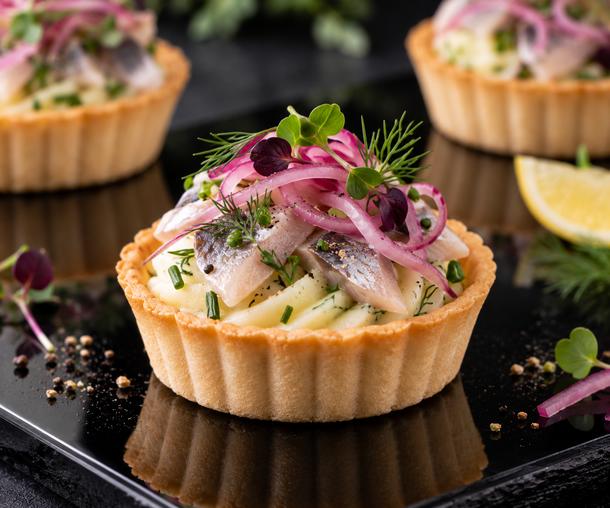 Тарталетка с сельдью, картофельным кремом и маринованным луком Тарталетка с сельдью, картофельным кремом и маринованным луком