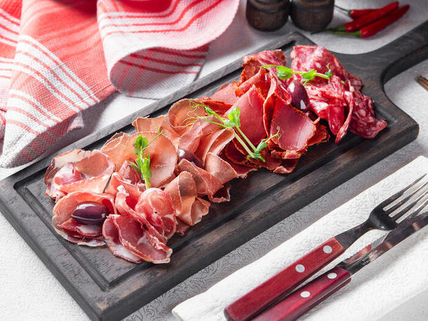 Сырокопченые и сыровяленые мясные деликатесы