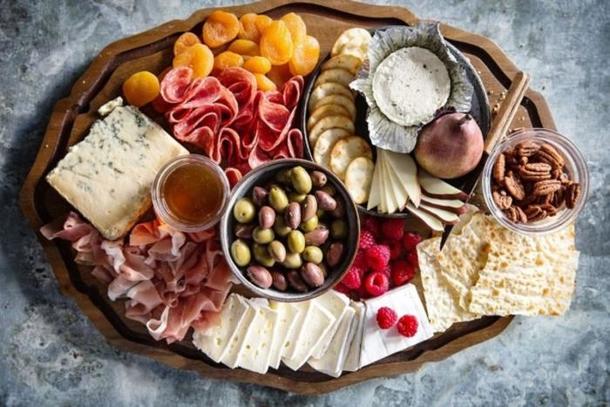 Плэттер-ассорти из сыров и мяса Плэттер-ассорти из сыров и мяса