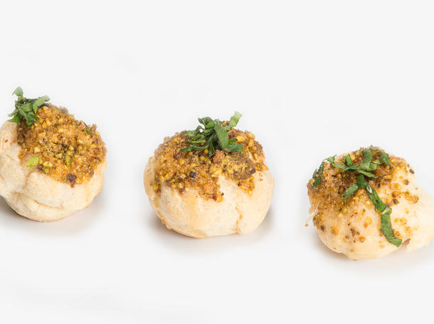 Куриные профитроли посыпанные фисташками Куриные профитроли посыпанные фисташками