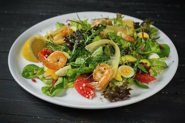 Салат с авокадо и креветками