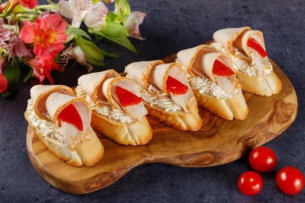 Брускетта с копченой курочкой