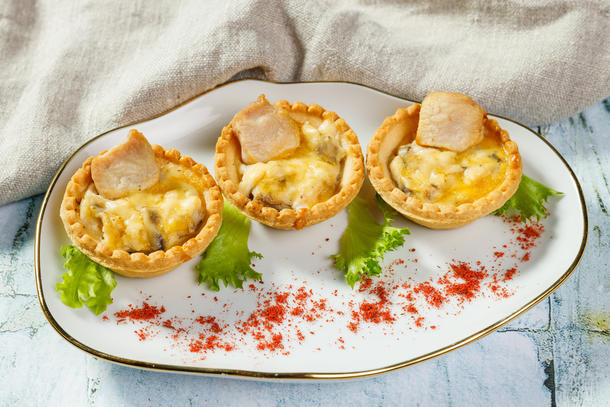 Мини-киш с курочкой и грибами
