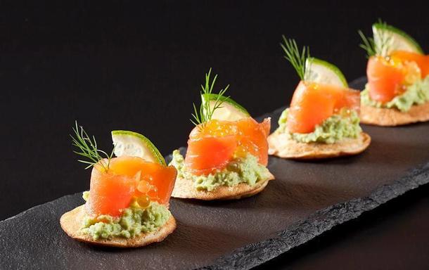 Тартини с авокадо и лососем Тартини с авокадо и лососем
