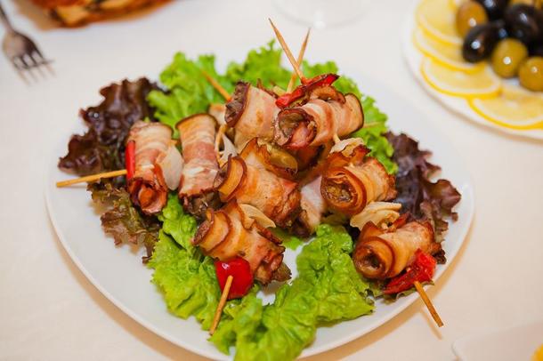 Бекон с черносливом