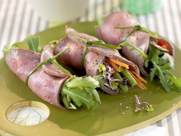 Рулетик из ветчины с микс салатом и овощами Рулетик из ветчины с микс салатом и овощами