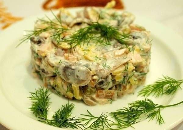 Салат с грибами и курицей