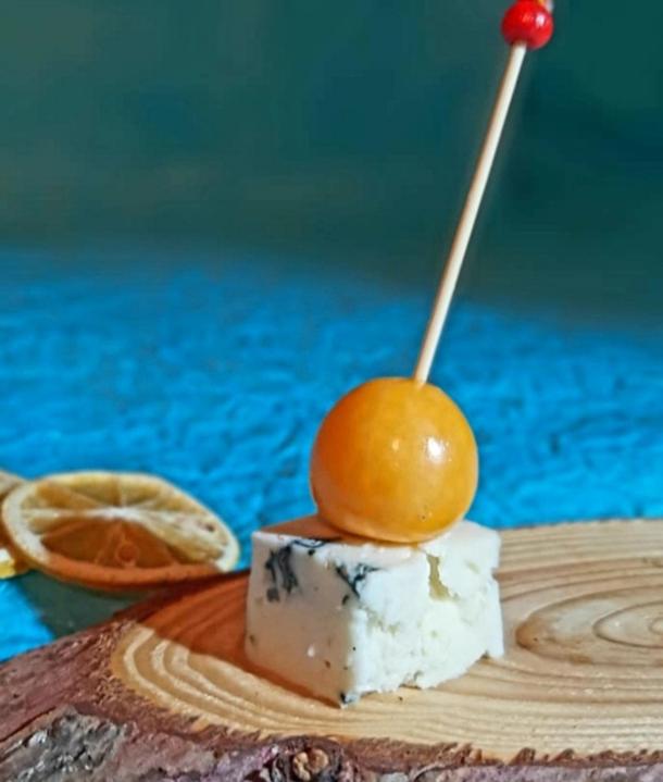 Сыр Dorblu с малиновым чатни и физалисом