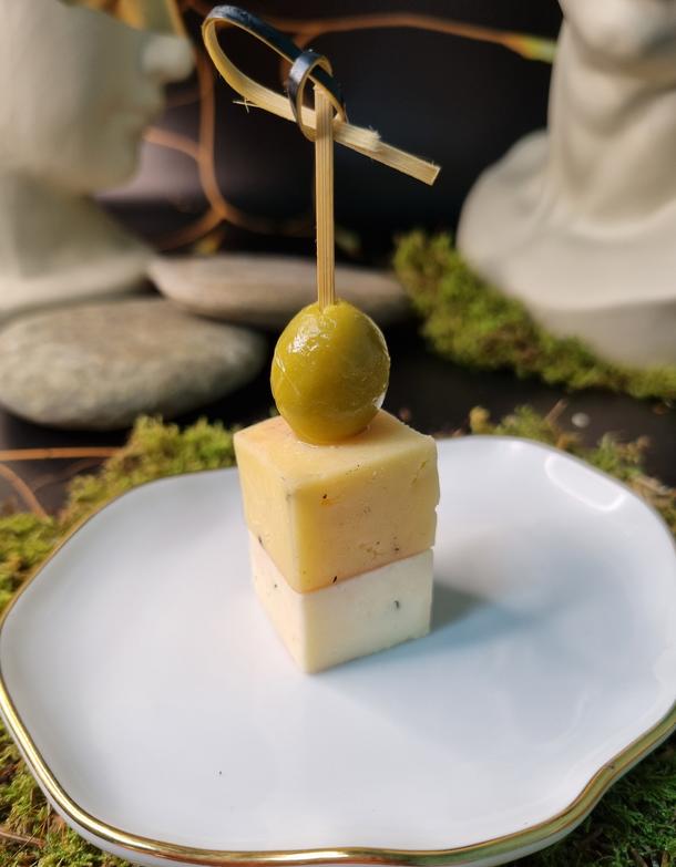 Канапе ассорти сыров на шпажке с оливками