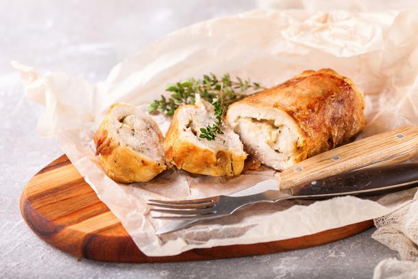 Рулет из курицы с сыром Пармезан и орехами Рулет из курицы с сыром Пармезан и орехами