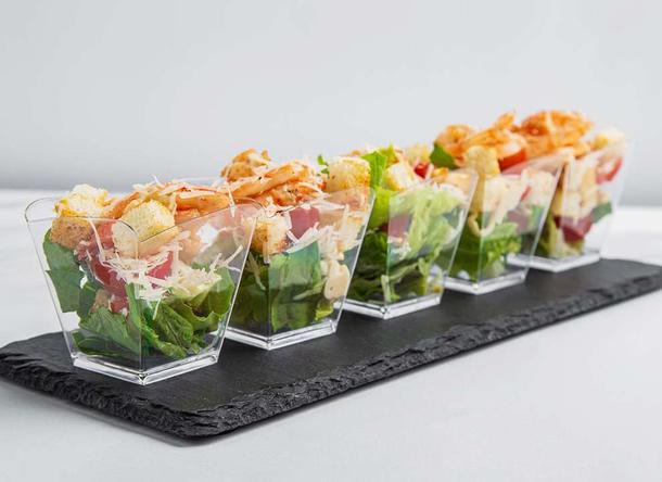 Салат «Цезарь с курочкой» в шоте Салат «Цезарь с курочкой» в шоте