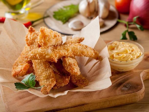 Куриные стрипсы с сырным соусом