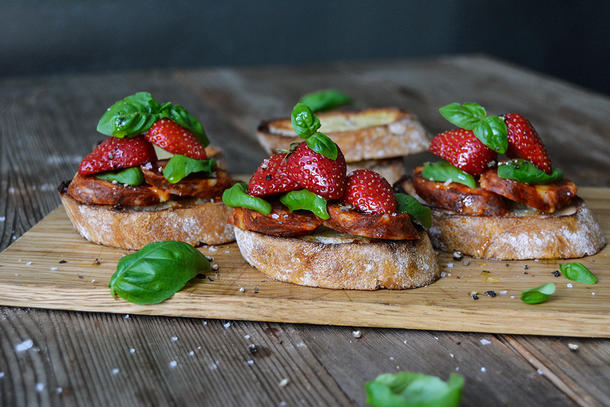 Брускетта с Чоризо, клубникой и базиликом