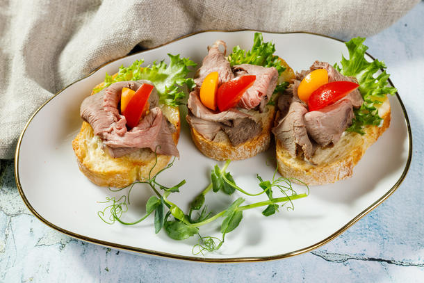 Брускетта с говядиной Брускетта с говядиной