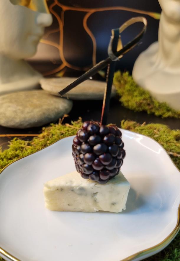 Голубой сыр с ежевикой