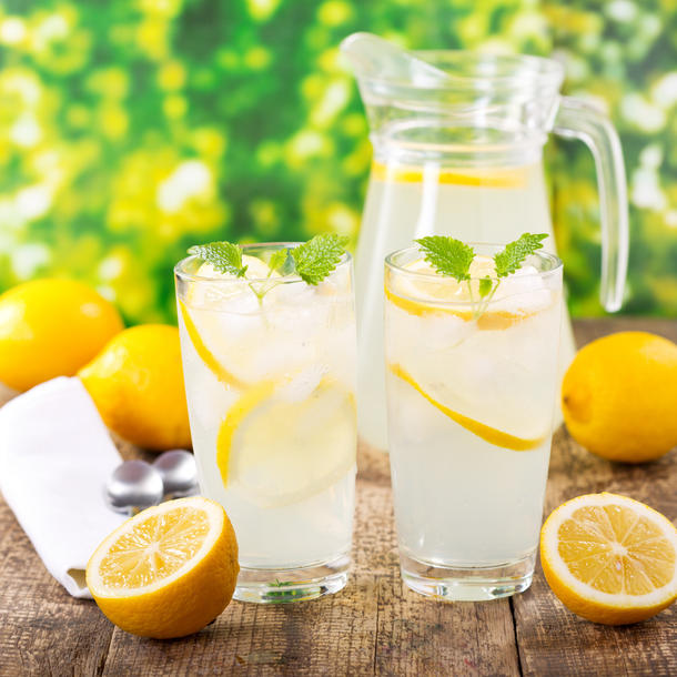 Вода в лимоном и мятой в графине