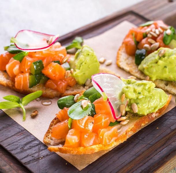 Тартар из лосося с гуакамоле на тосте Тартар из лосося с гуакамоле на тосте