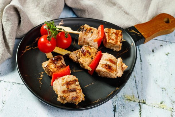 Мини шашлычок из свинины на шпажке Мини шашлычок из свинины на шпажке