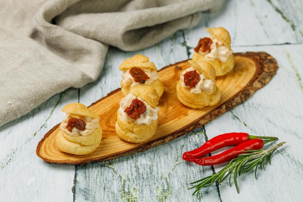 Профитроли риет из тунца Профитроли риет из тунца