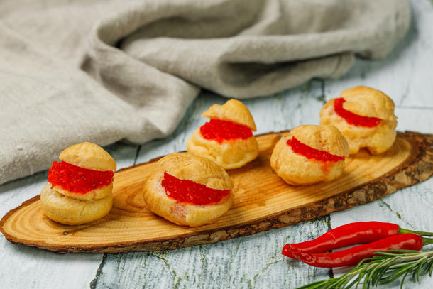 Профитроли с красной икрой