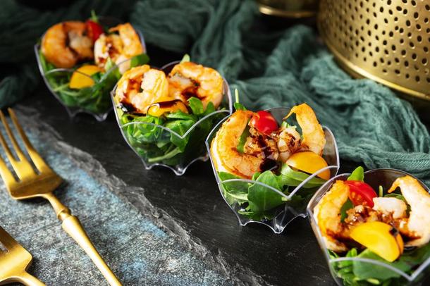 Мини-салат с рукколой и креветками Мини-салат с рукколой и креветками