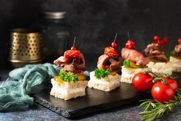 Канапе с ростбифом и маринованными огурчиками