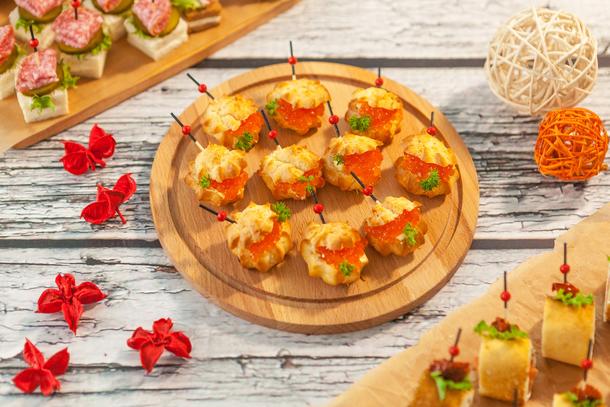 Профитроли с красной икрой и маслом