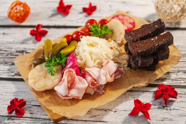 Плато Закусочное с копченым салом Плато Закусочное с копченым салом