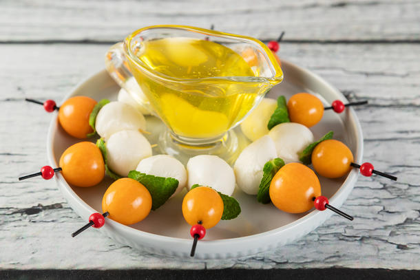Канапе с моцареллой, физалисом и цветочным медом. Канапе с моцареллой, физалисом и цветочным медом.