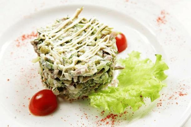 Салат с языком и зеленым яблоком (банкет) Салат с языком и зеленым яблоком (банкет)