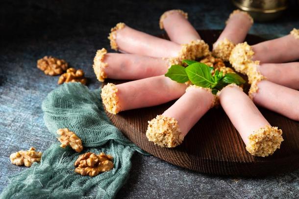 Рулетики из ветчины с сыром и грецкими орехами