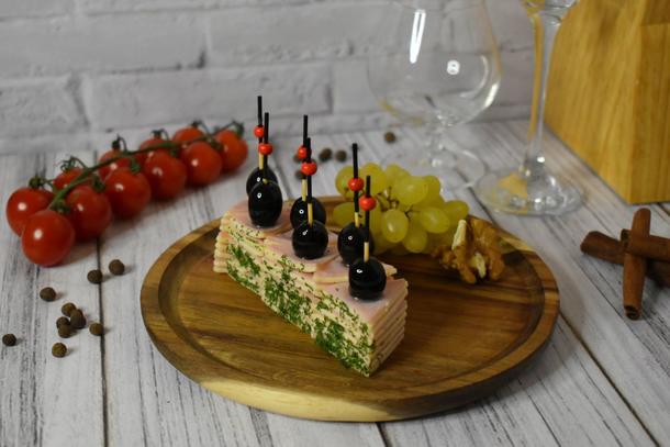 Канапе с ветчиной, сыром и маслинами Канапе с ветчиной, сыром и маслинами