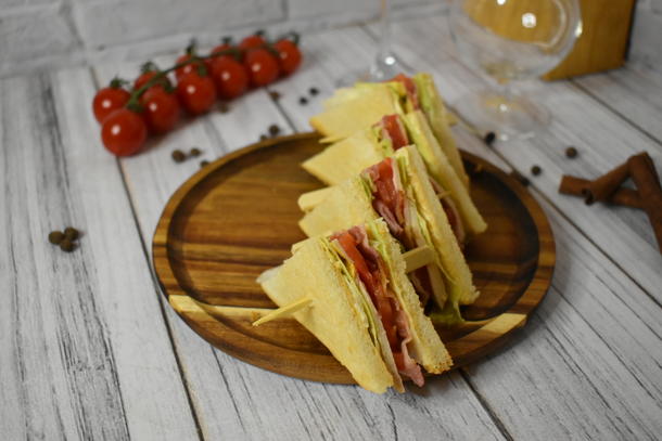 Мини-сэндвич с курицей и беконом Мини-сэндвич с курицей и беконом