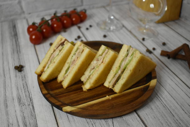 Мини-сэндвич с домашней бужениной, соусом "Дижон" и свежим салатом