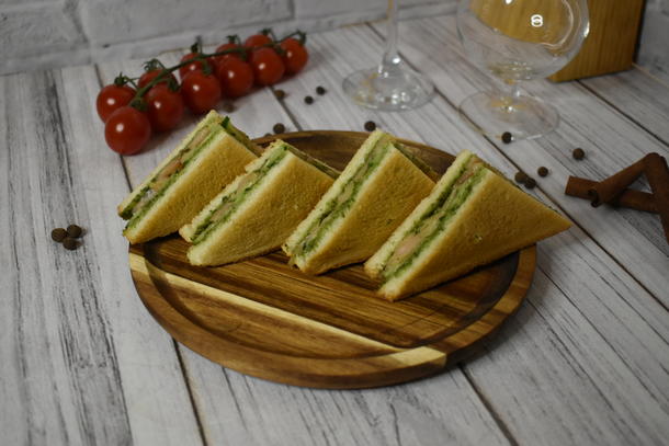 Мини-сэндвич с лососем и соусом «Песто»
