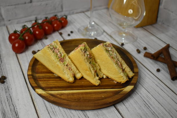 Мини-сэндвич с маринованным тунцом