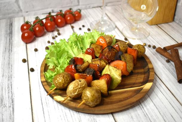Овощной шашлычок с соусом песто Овощной шашлычок с соусом песто