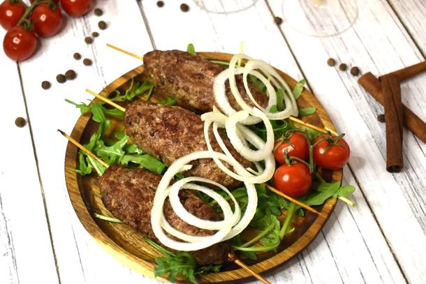 Мини-люля из баранины с гранатовым соусом Мини-люля из баранины с гранатовым соусом
