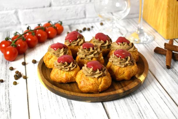 Профитроли с паштетом из куриной печени с клюквенным соусом Профитроли с паштетом из куриной печени с клюквенным соусом
