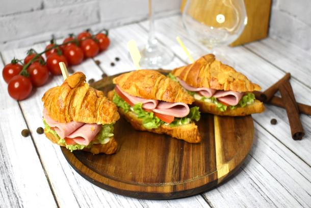 Круассан с мягким сыром и ветчиной Круассан с мягким сыром и ветчиной